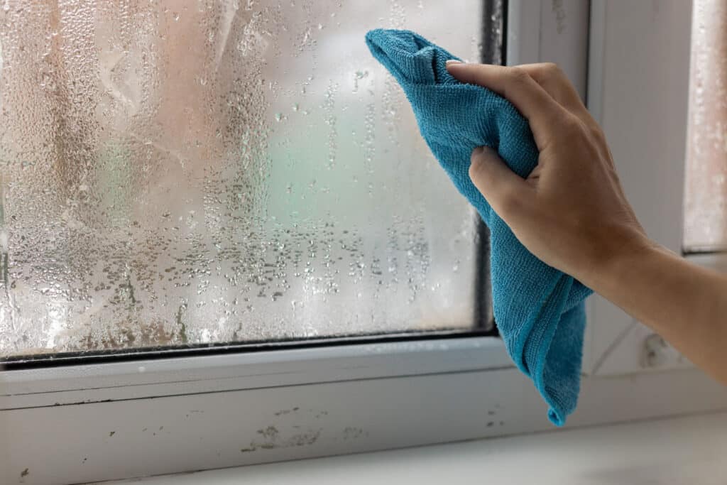 Wie viel Feuchtigkeit darf in der Wohnung sein? Lappen an Fenster