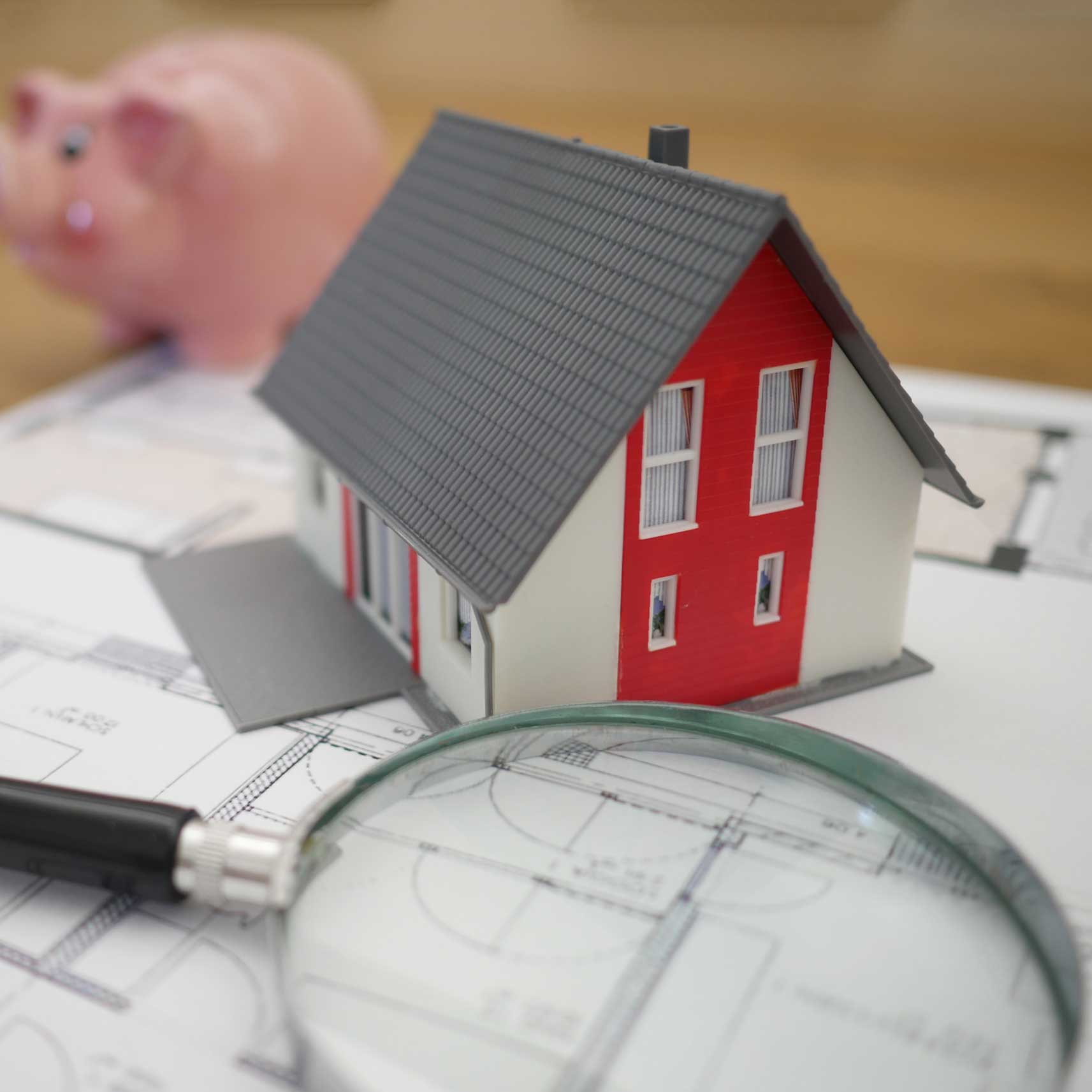 Miniaturhaus auf Unterlagen