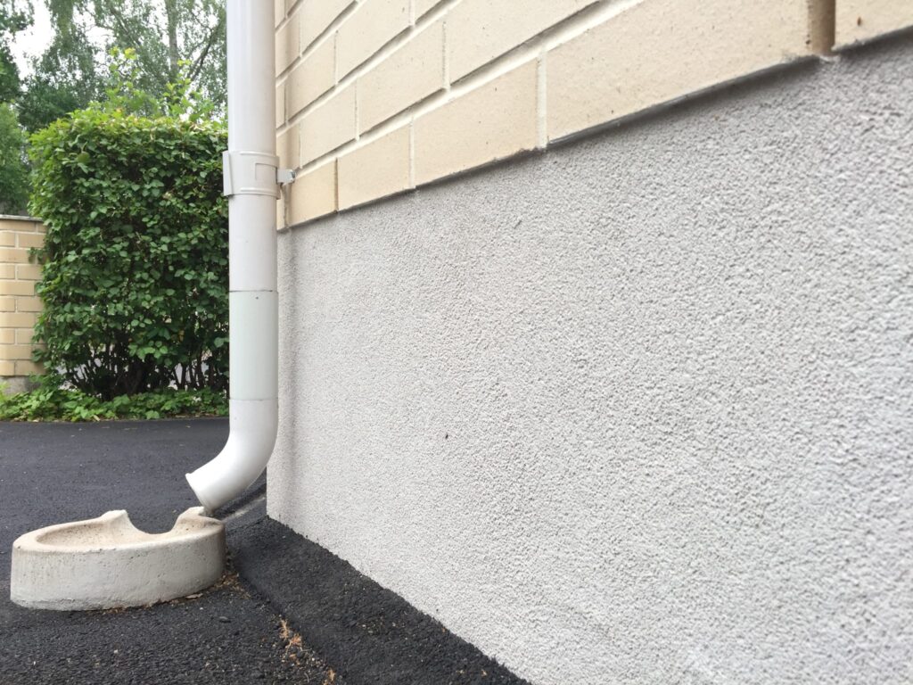 Einen Sockel am Haus sanieren kann eine Immobilie gleich nagelneu aussehen lassen