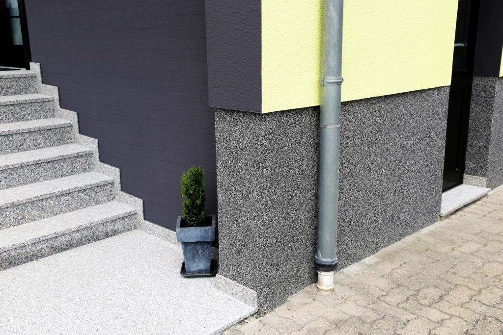 Die Plinthe bzw. den Sockel am Haus sanieren ist wichtig damit keine Feuchtigkeit von außen eindringt